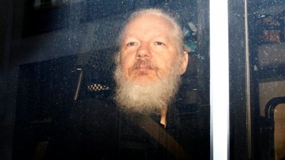 Assange, il governo inglese dà il via libera all'estradizione negli Usa