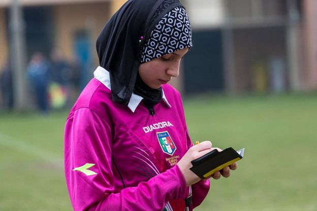 Chahida, la prima donna arbitro italiana con il velo