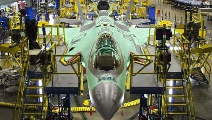 Cameri, sciopero nella fabbrica dei caccia F35: "No al taglio del premio di produzione"