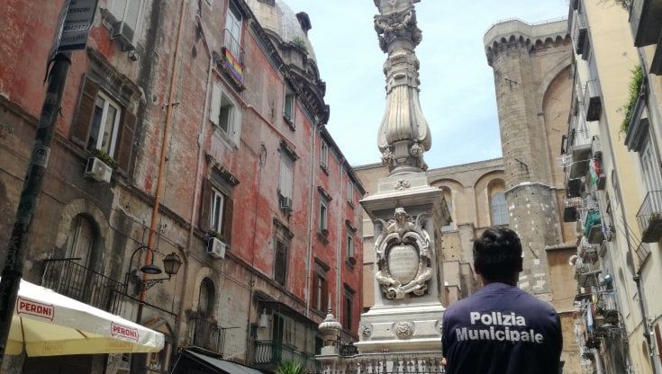 Cadono pietre dall'obelisco di San Gennaro