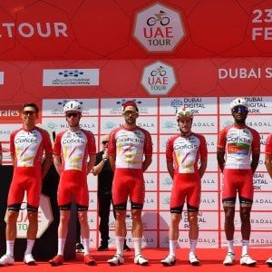 Ciclismo, caos UAE Tour, prosegue la quarantena di quattro squadre