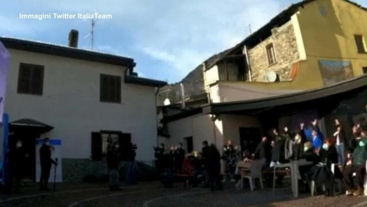 Pechino 2022, festa per Arianna Fontana: a Barbenna di Valtellina tifosi impazziti per l'argento