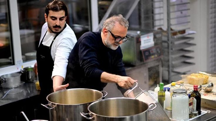 Refettorio Ambrosiano, la festa per i primi dieci anni con i tortellini di Bottura