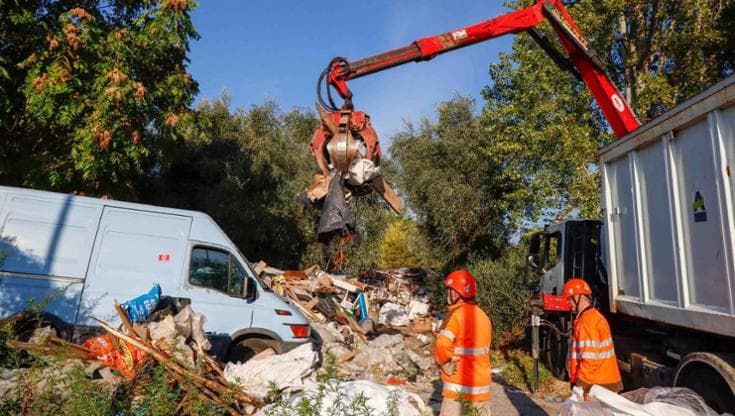 Via della Chimera, scattata la rimozione dei rifiuti
