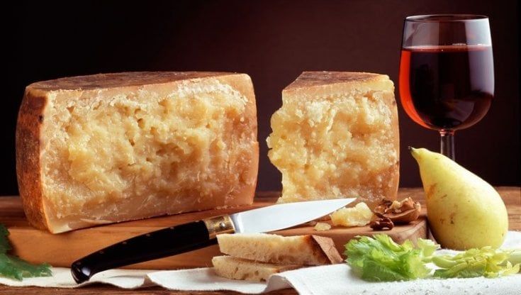 Aiuti ai poveri: solo formaggio sardo e pane carasau