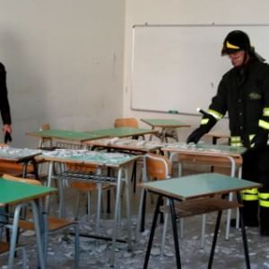 Pescara, si stacca solaio in scuola: tre feriti