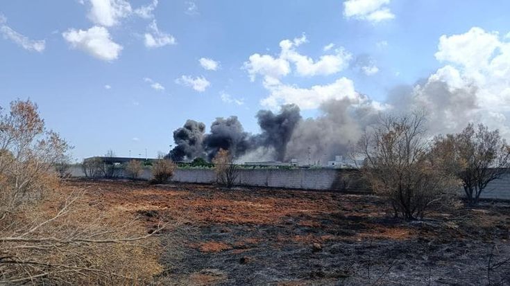 Ancora fuoco e fumo nella discarica di Lequile. La rabbia del sindaco: “Non doveva succedere”