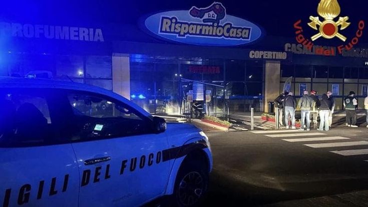In Salento incendiato lo store "Risparmio Casa", inaugurato un mese fa. La pista del racket