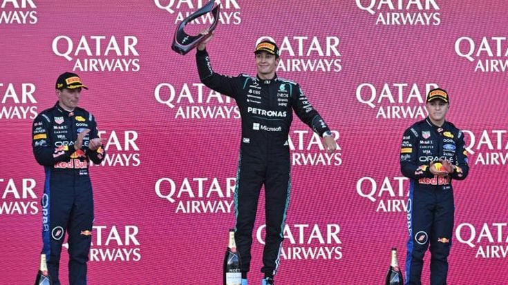 Russell vince a Baku davanti a Verstappen. Antonelli da 16° a 5°, Ferrari giù dal podio