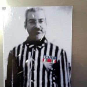 Udine, adesivi antisemiti contro ex sindaco Honsell: in divisa da deportato con simbolo Anpi