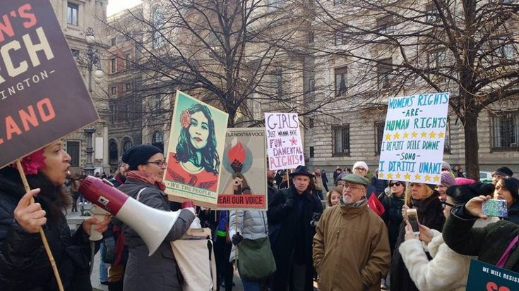 A Milano la Women's March anti-Trump, la voce delle donne si alza in piazza della Scala
