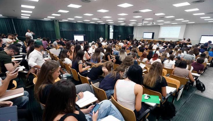 Medicina, a Napoli già in duemila per il semestre filtro: “Boom di iscrizioni”