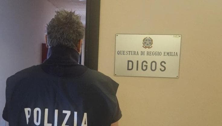Reggio Emilia, giovane arrestato per arruolamento e terrorismo: “Voleva fare male con un coltello”