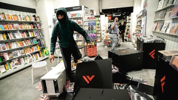 Scontri con la polizia a Torino, giovani incappucciati devastano una libreria Feltrinelli