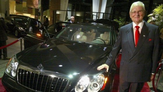 Morto Lee Iacocca, icona dell'industria auto. Lanciò la Mustang e salvò Chrysler. Fca: "La sua visione ci guida ancora oggi"