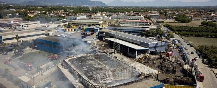 Incendio di rifiuti a San Vitaliano, sopralluogo di Costa: "Subito il decreto Terra dei fuochi al Consiglio dei ministri"
