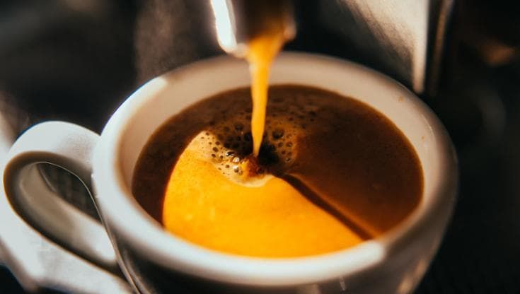 Caffè e tè possono proteggere dalla demenza (ma solo se contengono caffeina)