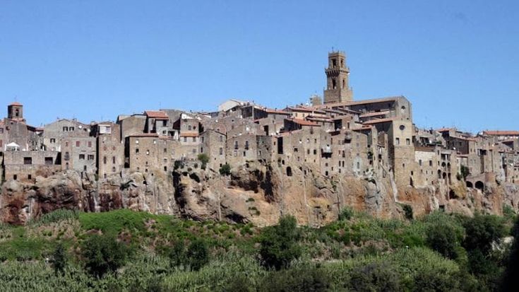Bufera a Pitigliano contro le pale eoliche, anche Ammaniti partecipa all’assemblea. “No al Far West energetico”