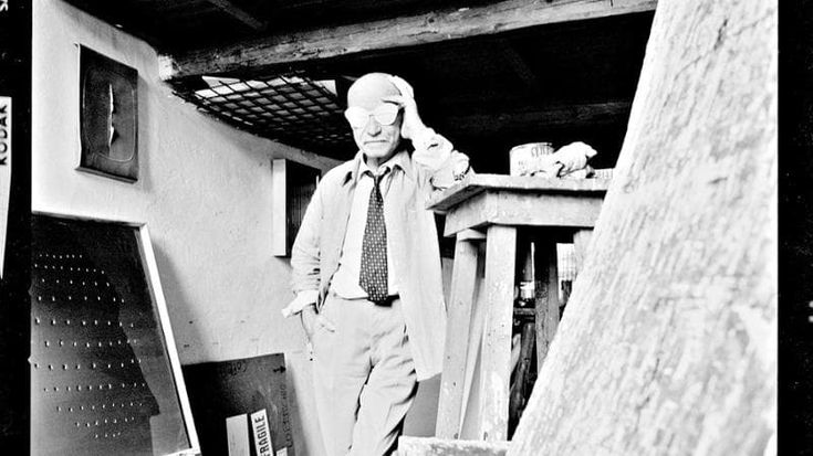 Il Cristo rosso e l’uomo nero: i misteri di Lucio Fontana, il genio che tagliò i confini