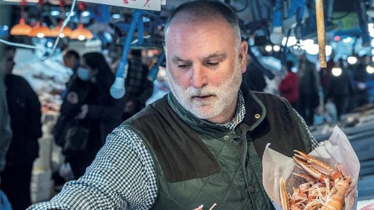 "Tavoli più lunghi, non muri più alti". Chi è José Andrés, lo chef stellato che ha fondato World Central Kitchen
