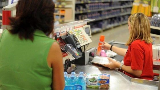 Firenze: "Offese razziste in un supermercato a mia madre cinese"  