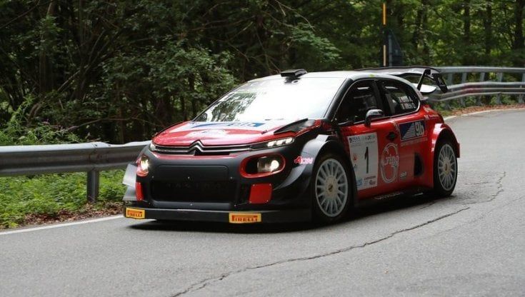 Auto da rally esce in curva e travolge 2 carabinieri e uno spettatore: feriti lievi