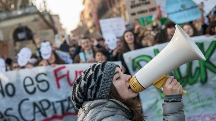 Clima, scioperi e cortei dalle scuole alle piazze. Galvani, minacce a ragazza