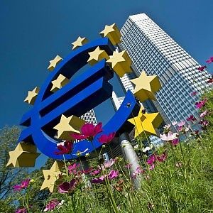Draghi avvicina il quantitative easing: "Molti rischi sulla crescita Ue"