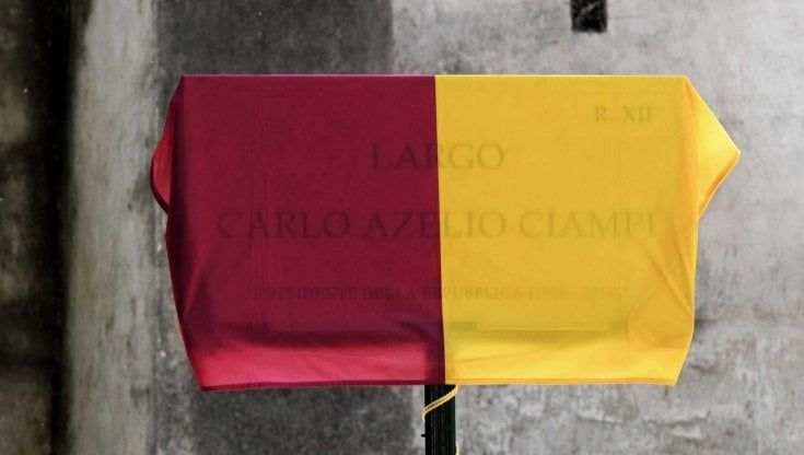 Roma, "Azelio" invece di Azeglio: il Comune sbaglia la targa per Ciampi. Poi la sostituisce in corsa (FOTO)
