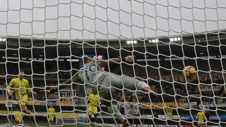 Parare di gamba: il calcio s’ispira alla pallamano 