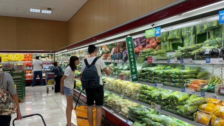Napoli, il grido d'allarme dei supermercati "Superbollette, così chiudiamo tutti"