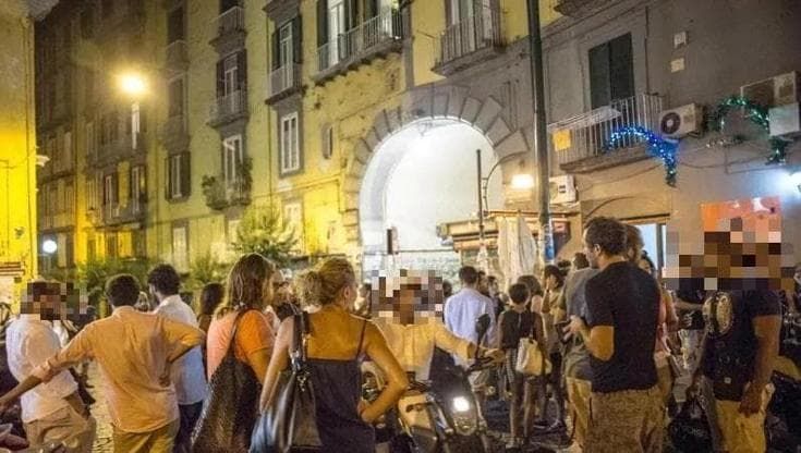 Movida a Napoli, il Comune cambia le regole: ecco i nuovi orari per cinque municipalità