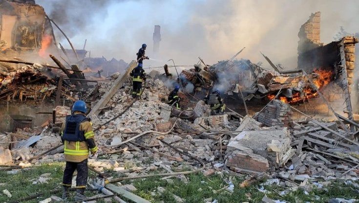 Strage nel Donbass le bombe dei russi sulla scuola-rifugio: “Sessanta morti”