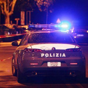 Milano, 22 enne con la Porsche del padre tenta di investire un poliziotto