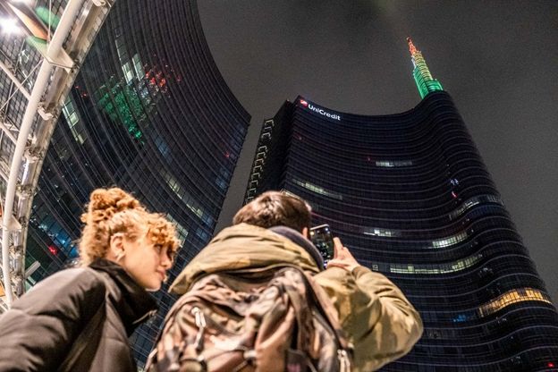 Coronavirus in Lombardia, il messaggio di solidarietà sulla torre UniCredit: si accendono le luci con il tricolore
