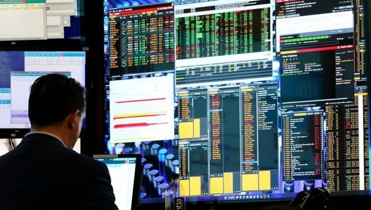 Crisi Svb, la Fed apre il paracadute per evitare la fuga di depositi. Ma per le banche regionali non basta
