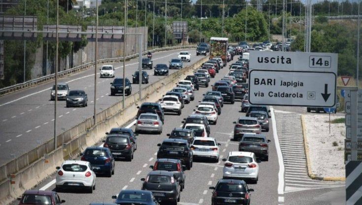 Bari, statale 16 in tilt per il ponte del 2 Giugno: code dalla tangenziale, bollino rosso in direzione sud