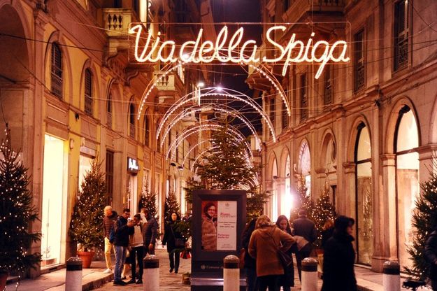 Natale, le vie del Quadrilatero della moda a Milano si accendono con le luminarie 