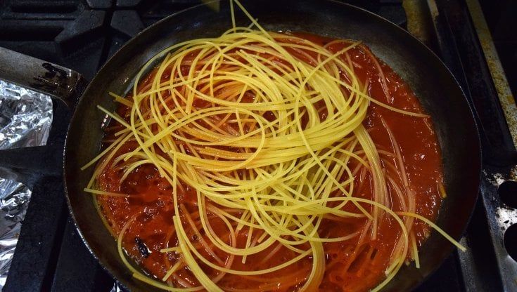 Spaghetti all'assassina e friselle, quando la cucina supera i romanzi e insegue l'autore ovunque 
