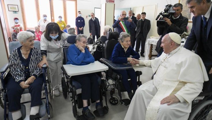 Papa Francesco abbraccia il suo Piemonte, un bagno di affetto tra bimbi e anziani