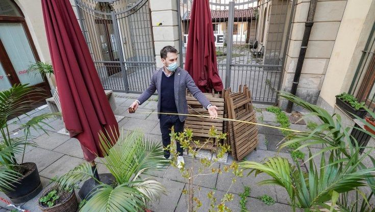 La battaglia dei dehors si gioca sui centimetri: 2.500 strutture a rischio