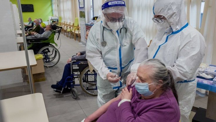 Vaccini nelle Rsa, risolto il nodo dei non autosufficienti: sarà il direttore sanitario a dare il consenso all'iniezione