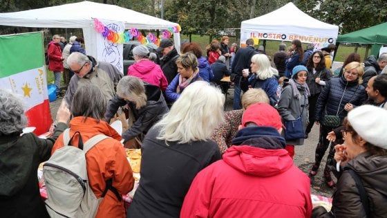 Profughi, le due anime di Milano: dopo la protesta, la festa per l'accoglienza nel quartiere