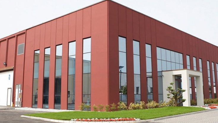 Incidenti sul lavoro, camionista 64enne muore schiacciato da una lamiera a Rodengo Saiano