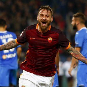 De Rossi, rete e felicità per le 500 presenze "Ma che dispiacere il gol sotto la Sud vuota"
