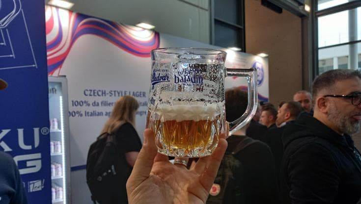 Il bicchiere simbolo della birra artigianale compie 20 anni: Baladin festeggia con un nuovo prodotto