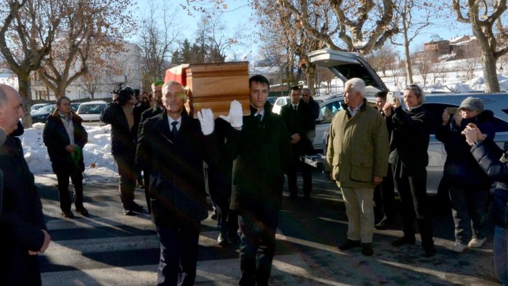 Sepolture dei Savoia, la famiglia divisa litiga anche sulla bandiera sbagliata