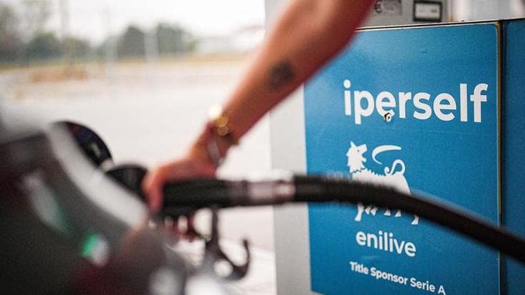 Eni, il prezzo del diesel scende a 2,21. Meloni: “Spero ritorni price cap”