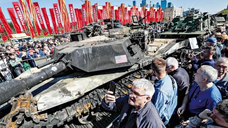 Mosca esibisce i tank del nemico. “L’Occidente ci sfida, noi vinciamo”