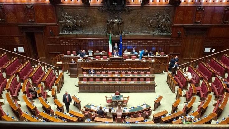Giorgetti alla Camera: “Nuvoloni all’orizzonte”. Ma l’aula è deserta e lui sbotta: “Non vogliono lavorare”